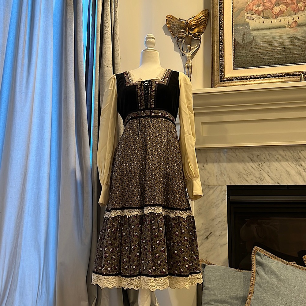 Gunne Sax size 11 crisp like new condition.